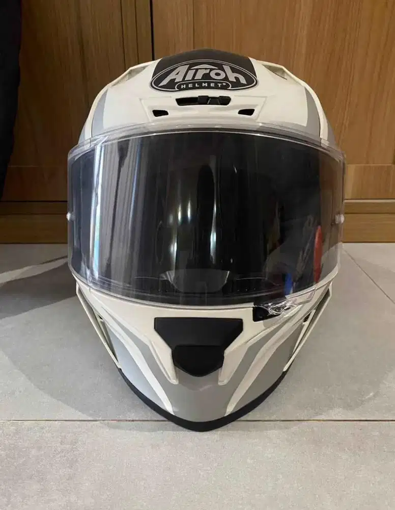 helm airoh valor seperti baru !!