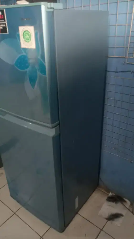 Dijual kulkas 2pintu SHARP kondisi normal rak lengkap harga murah