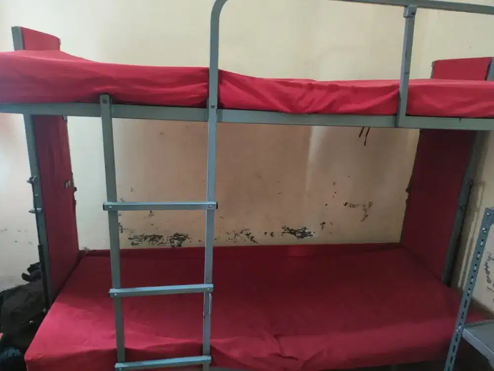 Ranjang besi tingkat