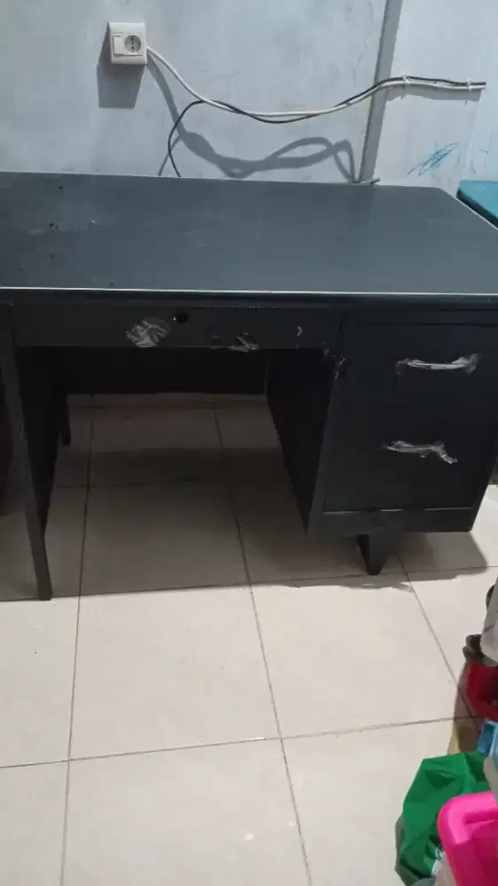 meja terbuat dari besi