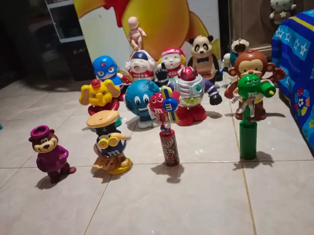 Mainan robot dan celengan buat pajangan