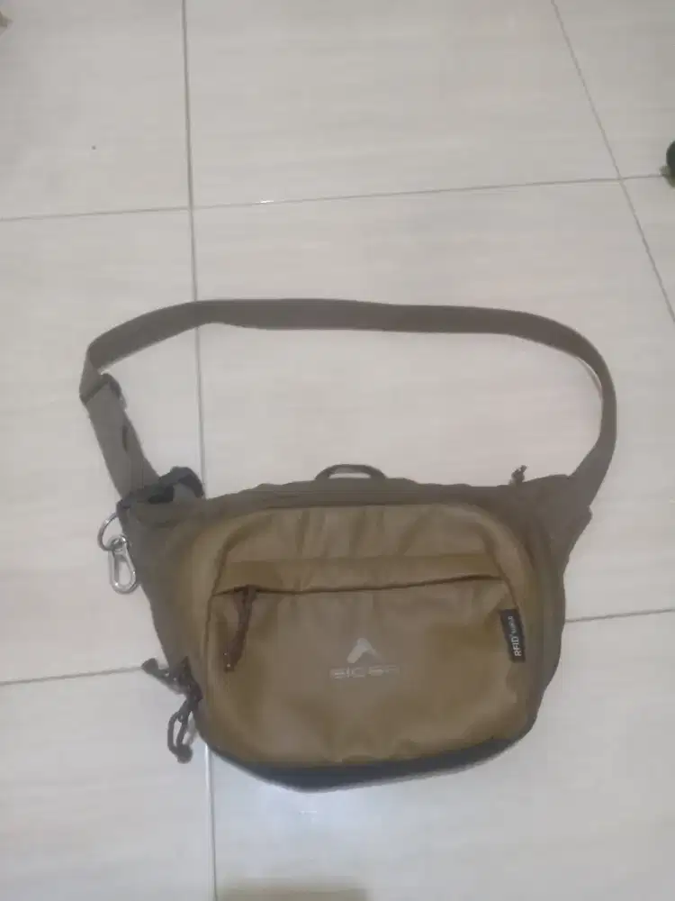 tas selempang,samping Eiger