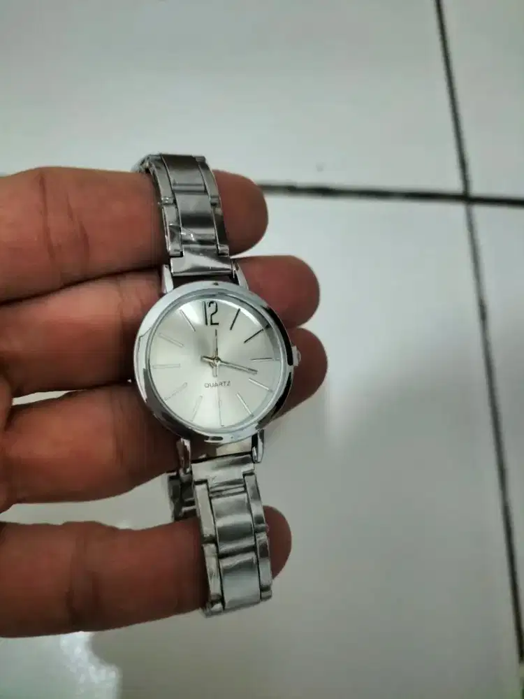 Jam tangan cewek sama gelang