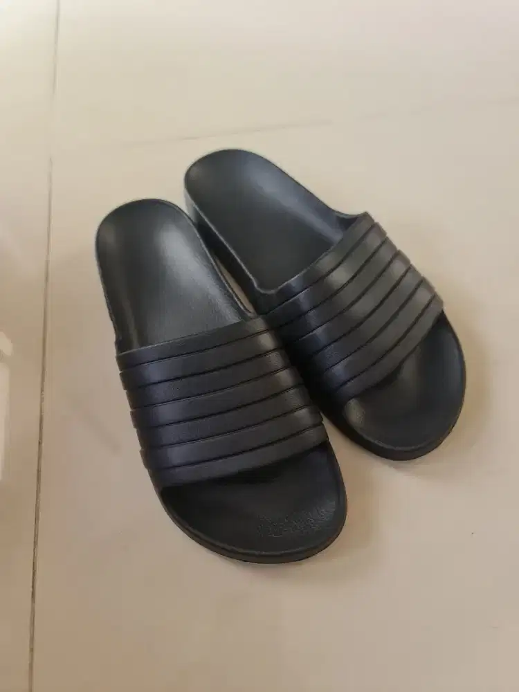 71. Sandal Adidas Hitam

Size : 42

Kondisi baru