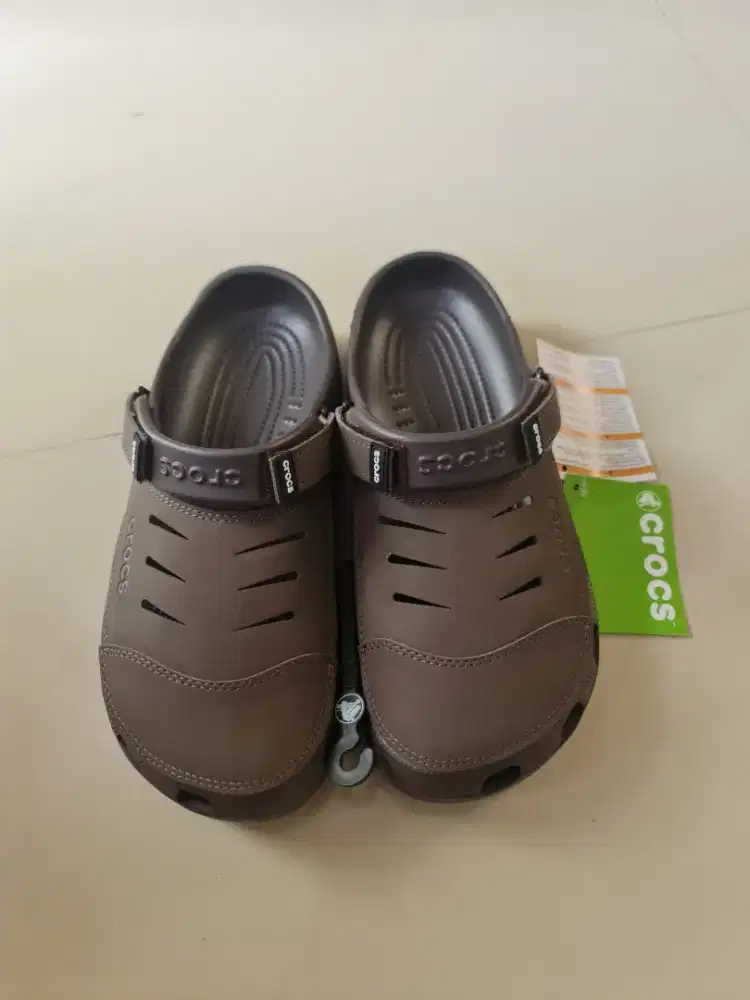72. Sepatu Sandal Crocs Yukon Leather Espresso

Size : M10 (43)