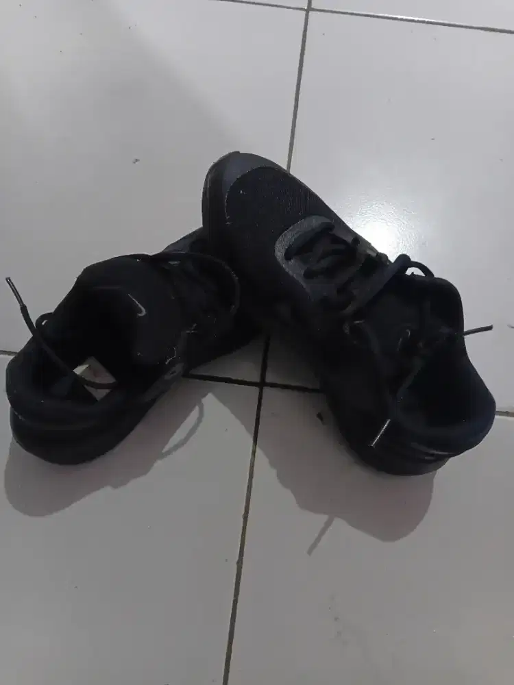 Sepatu nike full black