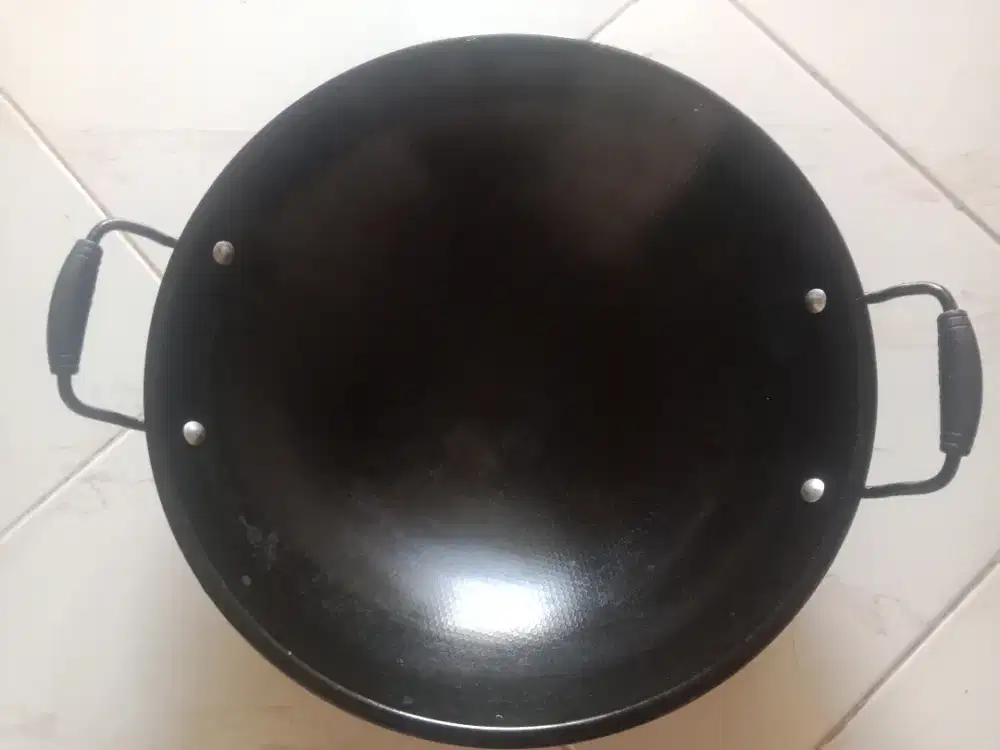 Kuali beserta tutupnya