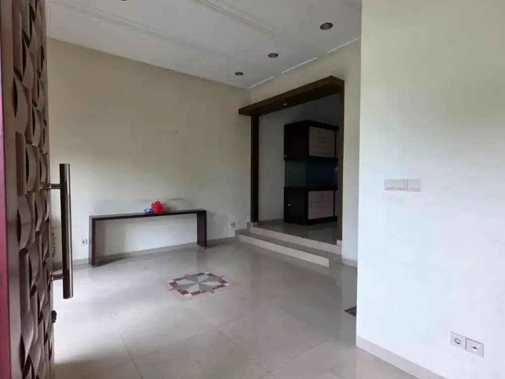 Sewa Rumah di Walet Pik 12X30 Ada 5Kamar 3Lantai Dekat Bbs BAGUS
