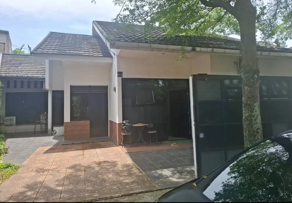 Jual Rumah + kantor, cocok untuk kost2 an, strategis depan taman