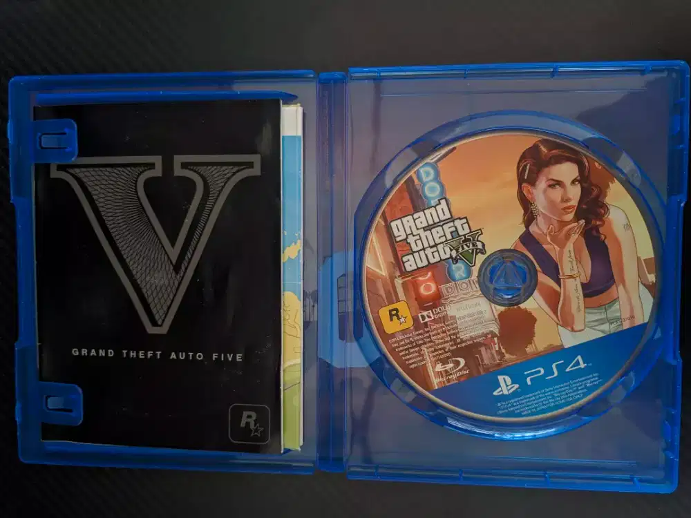 Kaset/BD Ps4 GTA V mulus dan lengkap buku & poster map