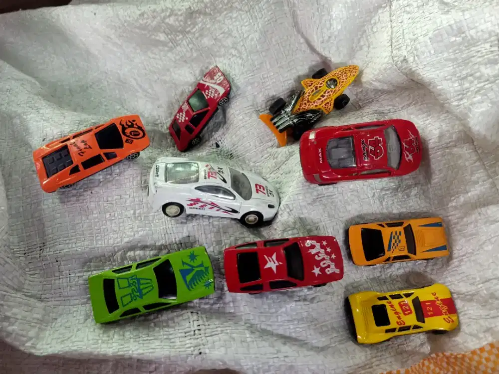 Di jual aja action figura ,mobilan,tank,pesawat,puzzel ,semua di foto