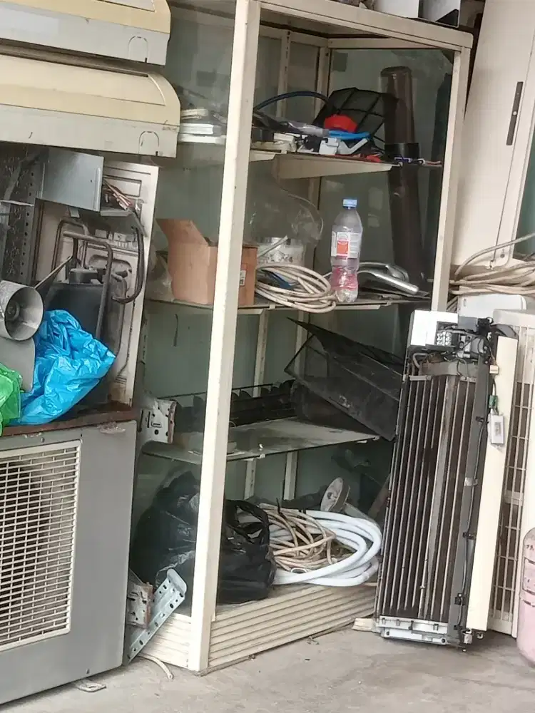 Etalase bekas msih bgus.