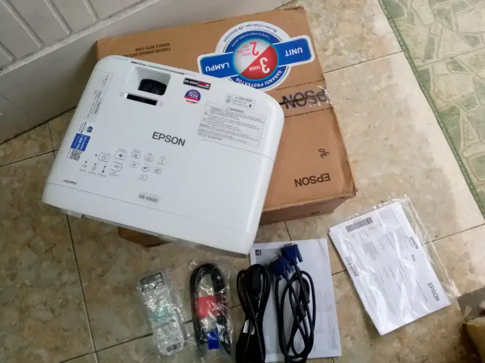 LIKENEW PROYEKTOR EPSON EB-E600 BRU PAKE 4X MYKUS SEPERTI BARU