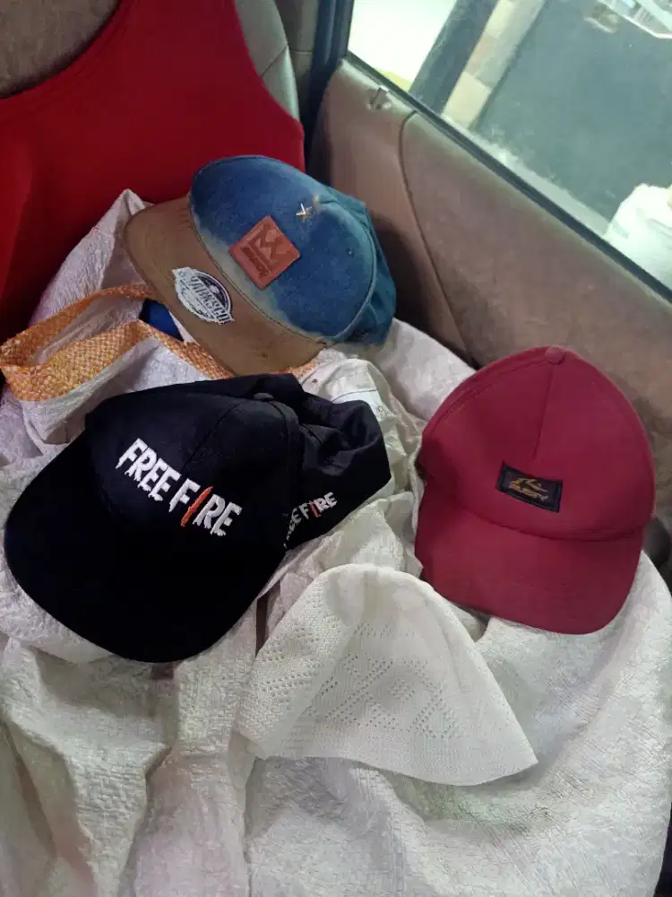 Di jual 4 buah topi yg cepat dia dapat murah aja