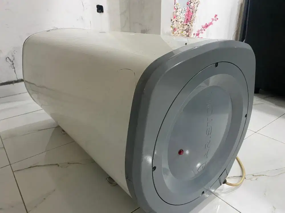 Di jual Water heater Ariston bekas