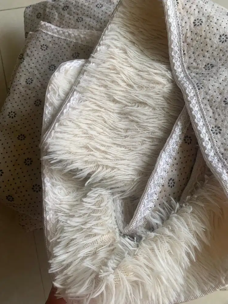 karpet bulu putih tipis