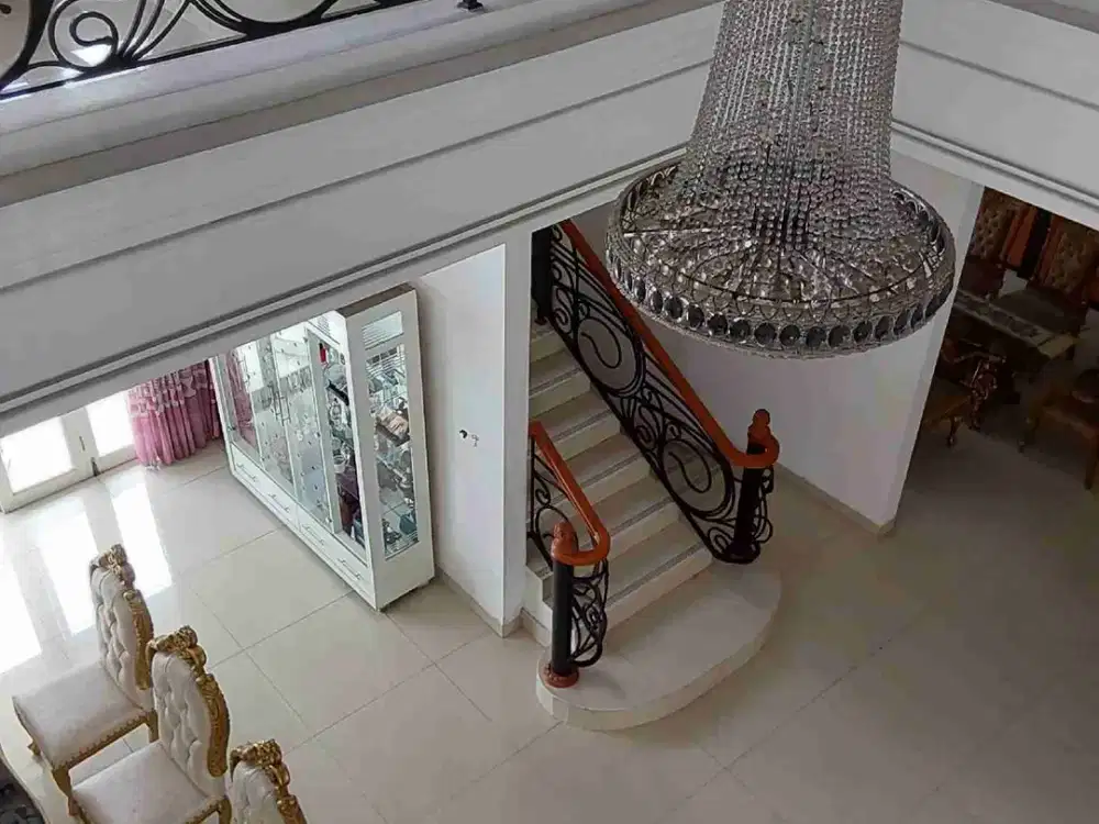 Disewakan 1 unit rumah luas 760 M lengkap dengan kolam renang