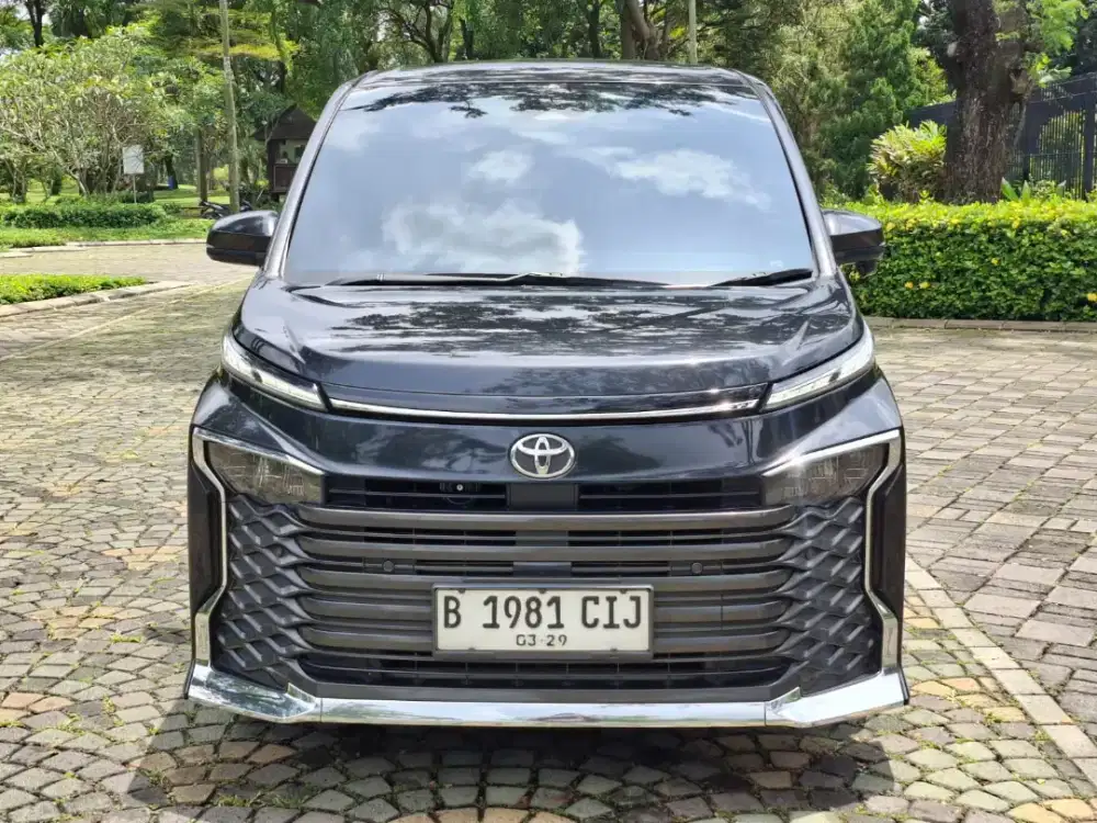 Di jual Toyota voxy tahun 2023
