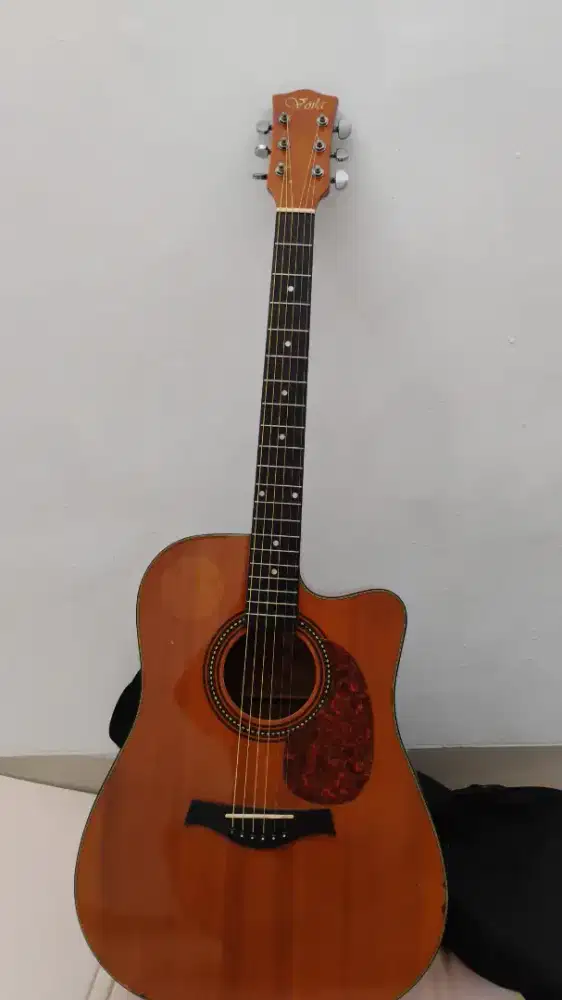 Gitar akustik voila