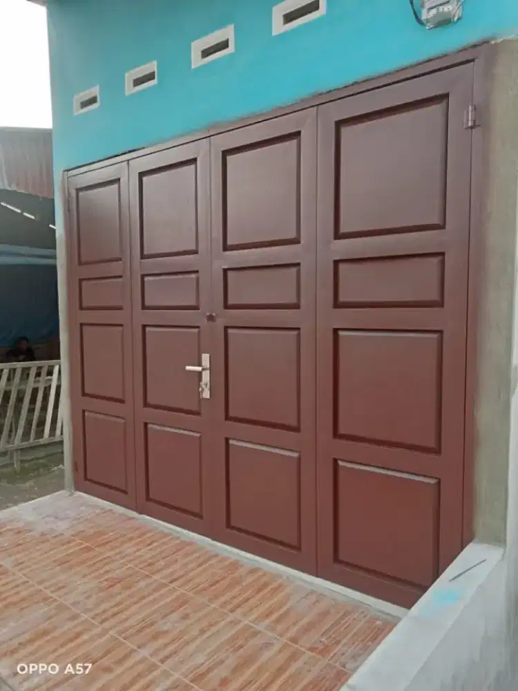 Pintu besi garasi dan teras