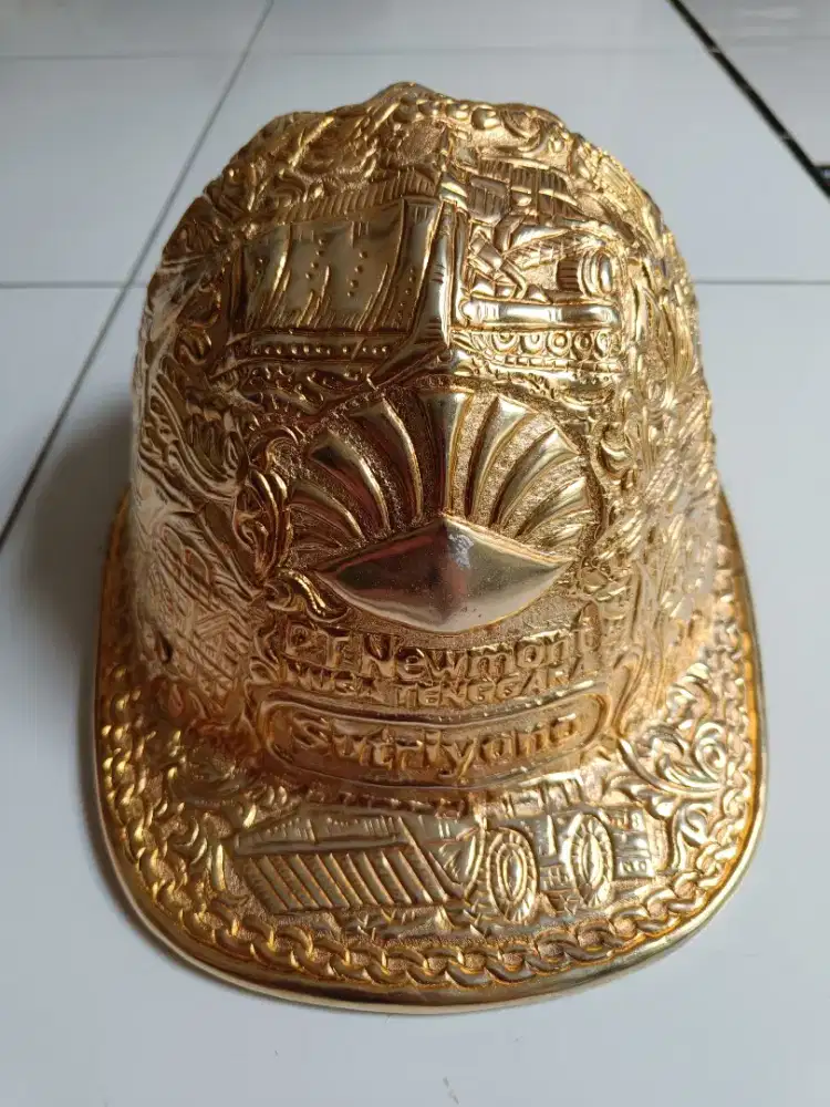 Helm proyek bahan logam ukir gambar alat berat warna silver chrome