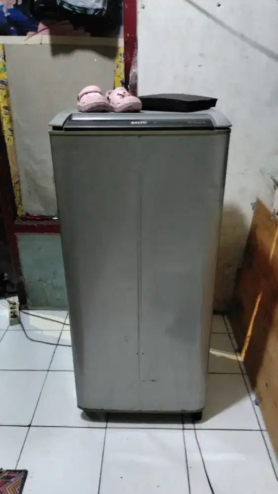 Dijual kulkas 1pintu SANYO KONDISI NORMAL RAK LENGKAP SIAP PAKAI