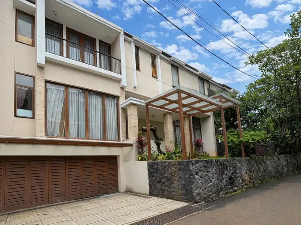 Townhouse with tropical modern style, It has 24hours security complex and location is quiet