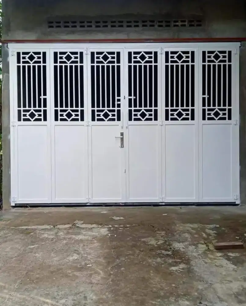 Pintu garasi tempahan