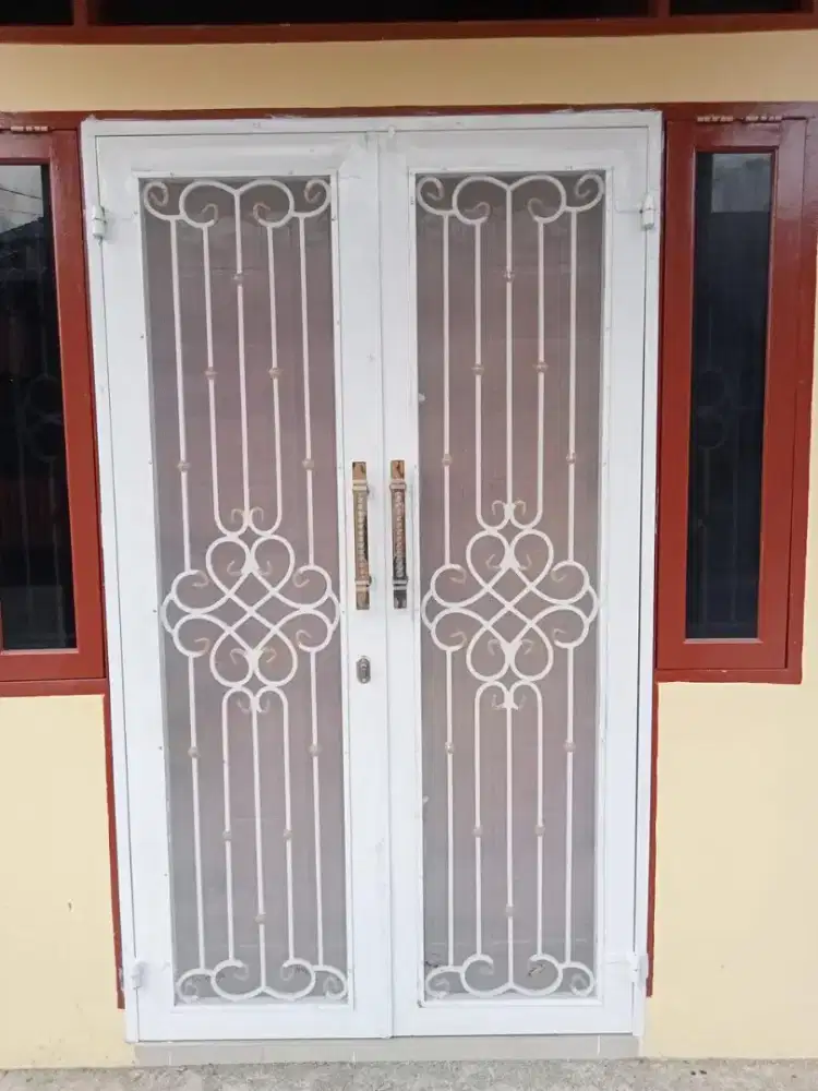 Pintu besi model dua daun