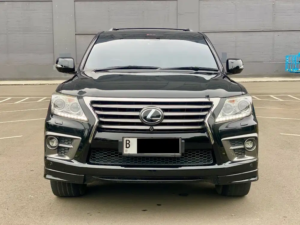 LEXUS LX570 AT HITAM 2015