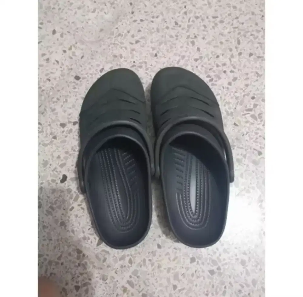 Sandal Crocs Hitam Pria Preloved Ukuran 44