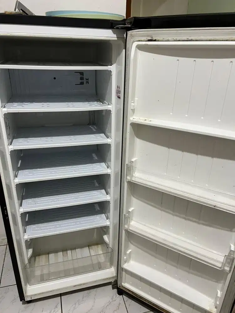 Jual kulkas lg freezer 6 rak kondisi normal
