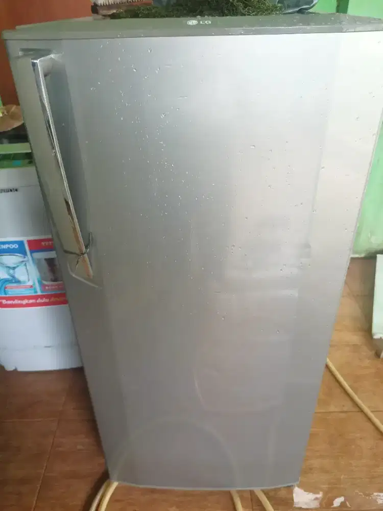 Kulkas 1 pintu LG sawangan pasir putih