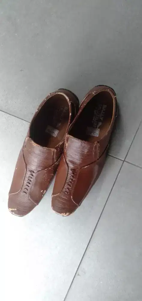 Di jual sepatu baru blm di pakai keletak aja lecet di mkn waktu