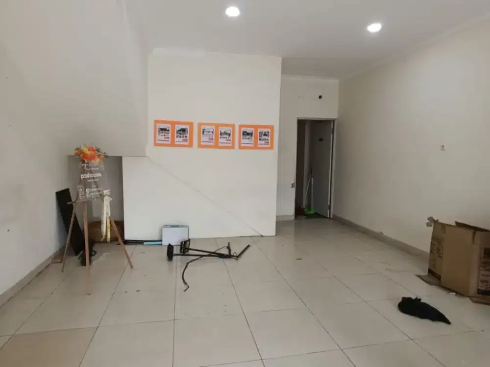 DISEWAKAN Ruko 3 Lantai Jalan Utama Bulevar Hijau Bekasi