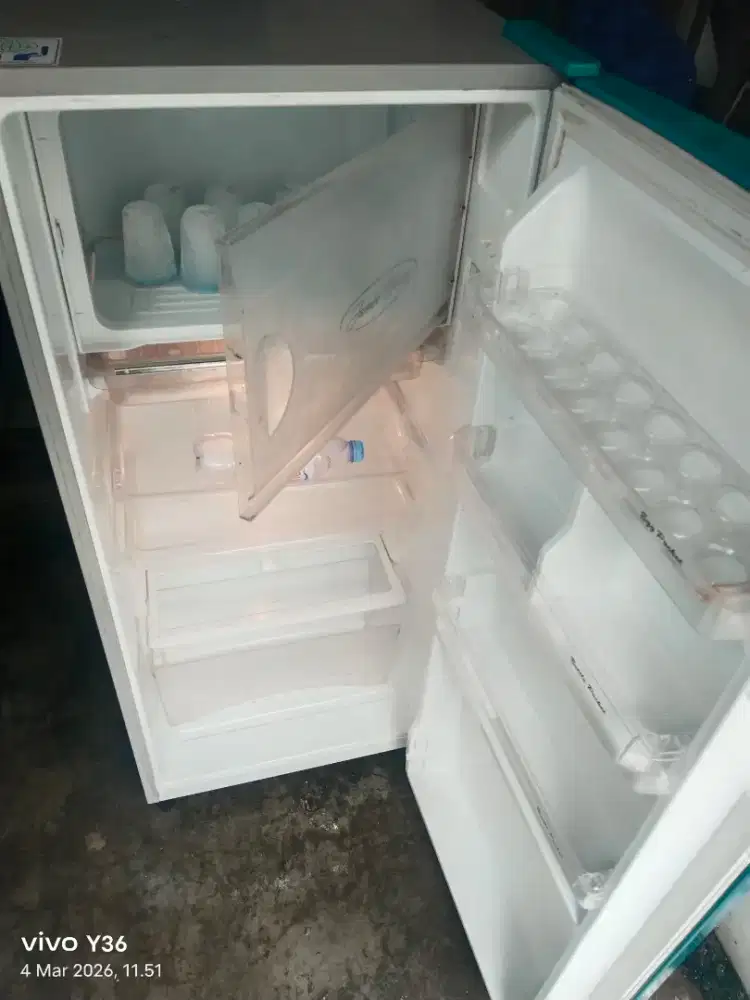 Di jual cepat kulkas 1 pintu ada tutup prizernya