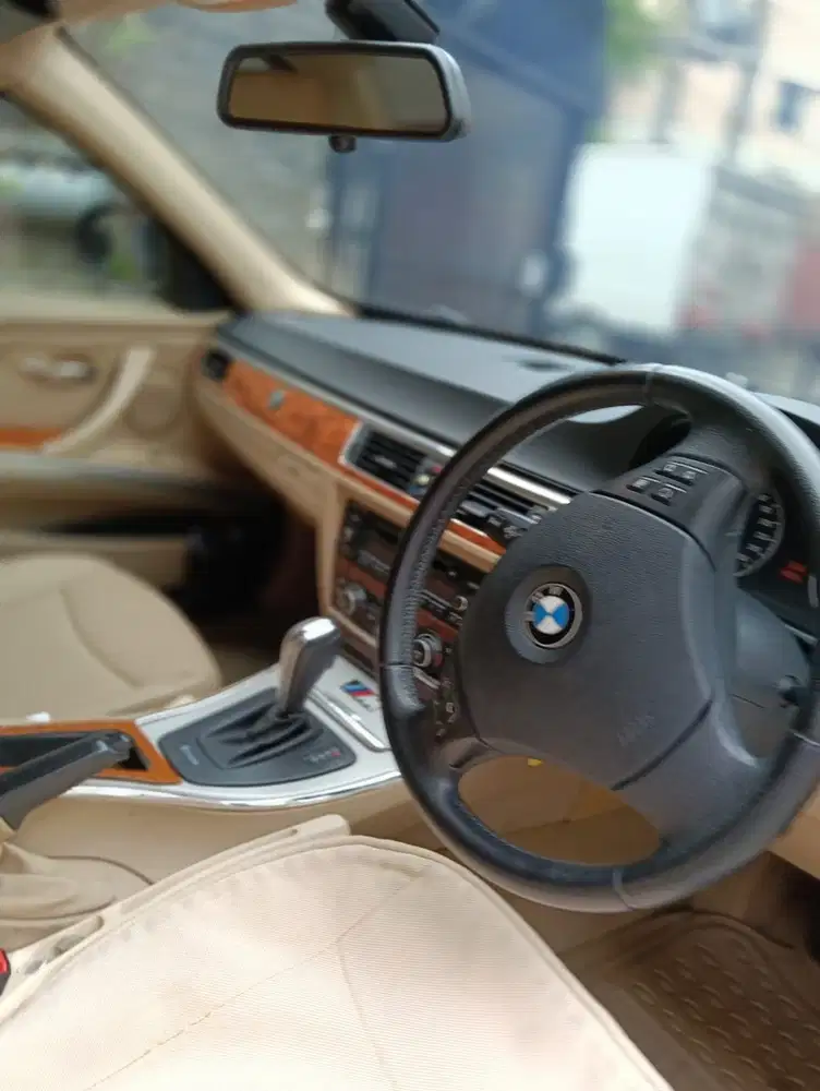 BMW 320i 2009 Bensin