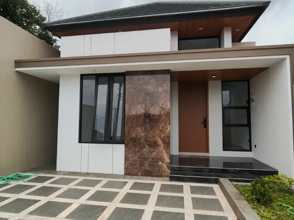 RUMAH MODERN TROPIS, BESAR & MEWAH DEKAT PASAR GENTAN, JL KALIURANG KM 10