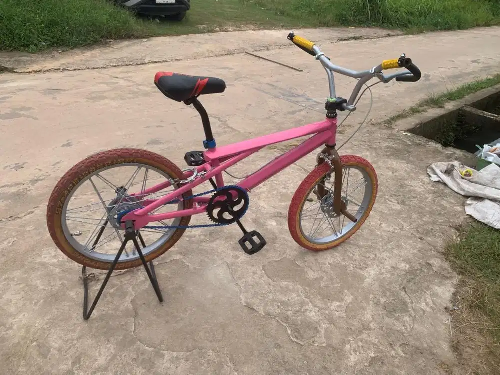 Bmx jadul UNITED sudah repain part bnyak baru ganti