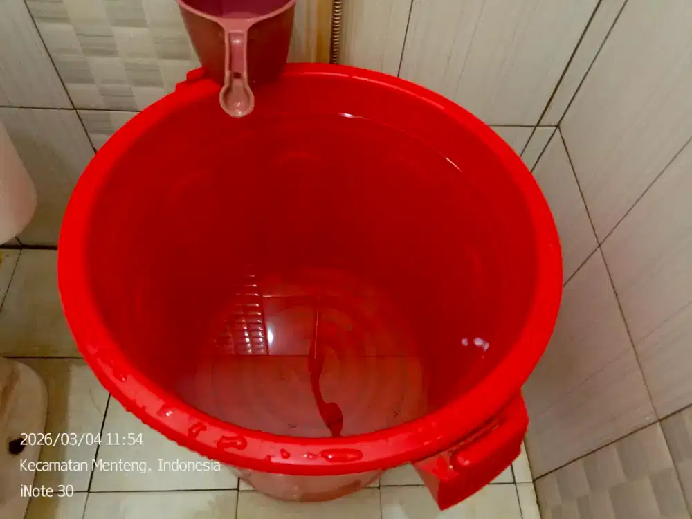 Ember Merah Besar Penampung Air