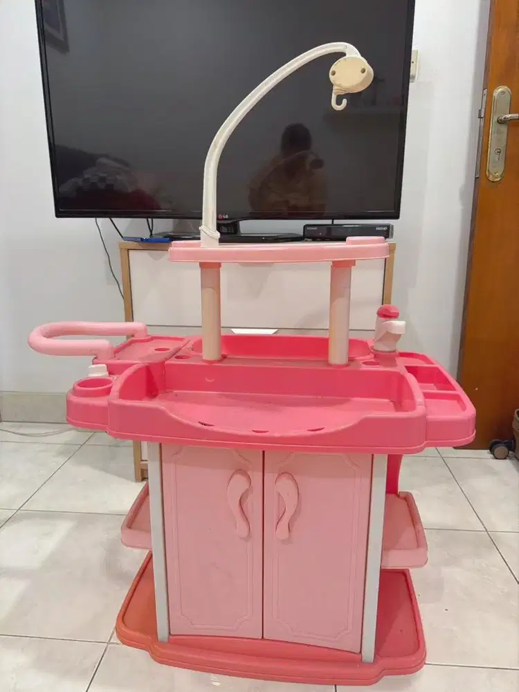 Mainan meja merawat bayi