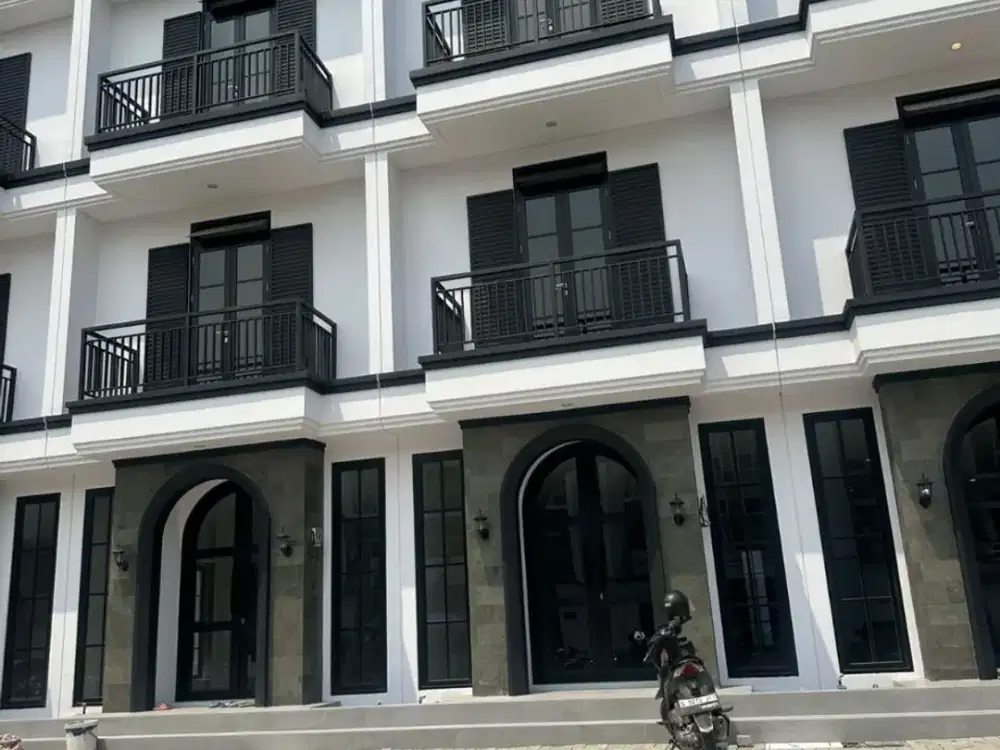 Dijual Ruko Plaza La Fleur Dian Istana  Wiyung Strategis Siap Pakai