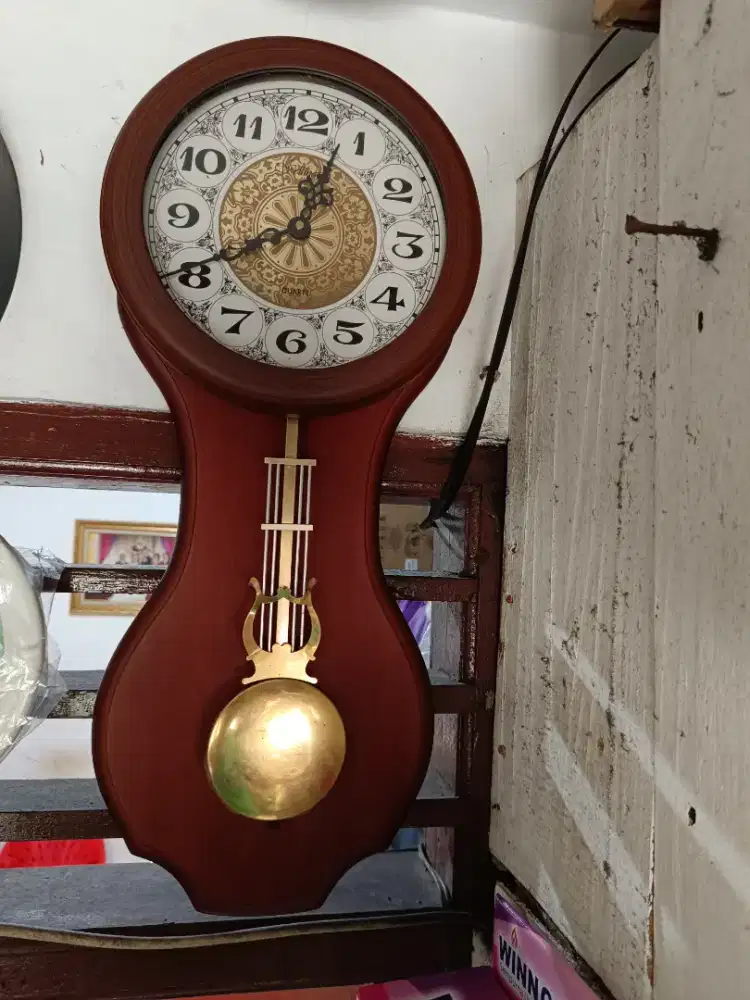 Jam. Dinding  Wellington