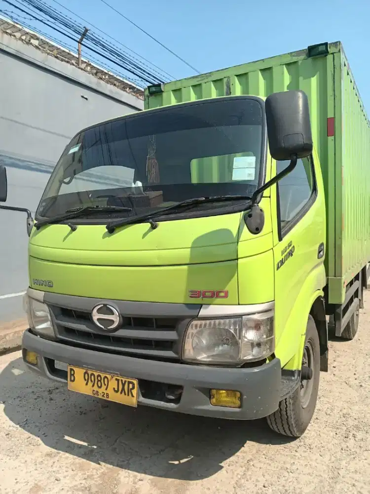 Engkel 4 ban Hino box besi sangat mulus