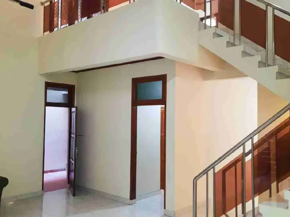 rumah pondok indah 2 lantai bagunan lama masih layak huni dekat PIM 2