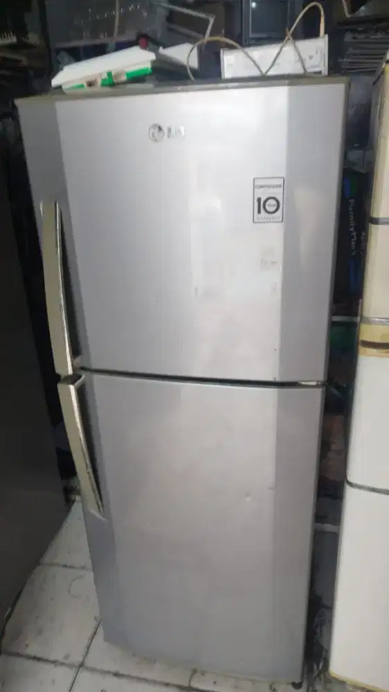 Dijual kulkas LG 2pintu kondisi normal rak Lengkap body aman siap cod