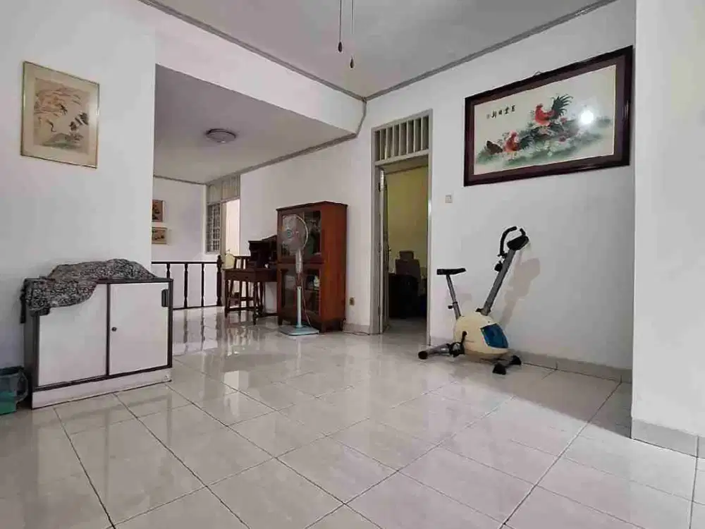 TURUN HARGA RUMAH 2 LANTAI BANGUNAN LAMA DALAM KOMPLEK LEBAK BULUS HADAP SELATAN