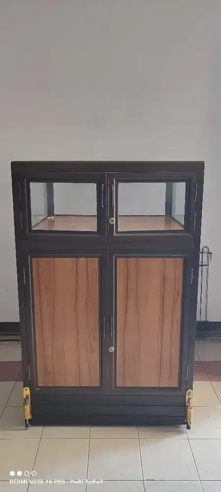 Lemari  kaca aluminium