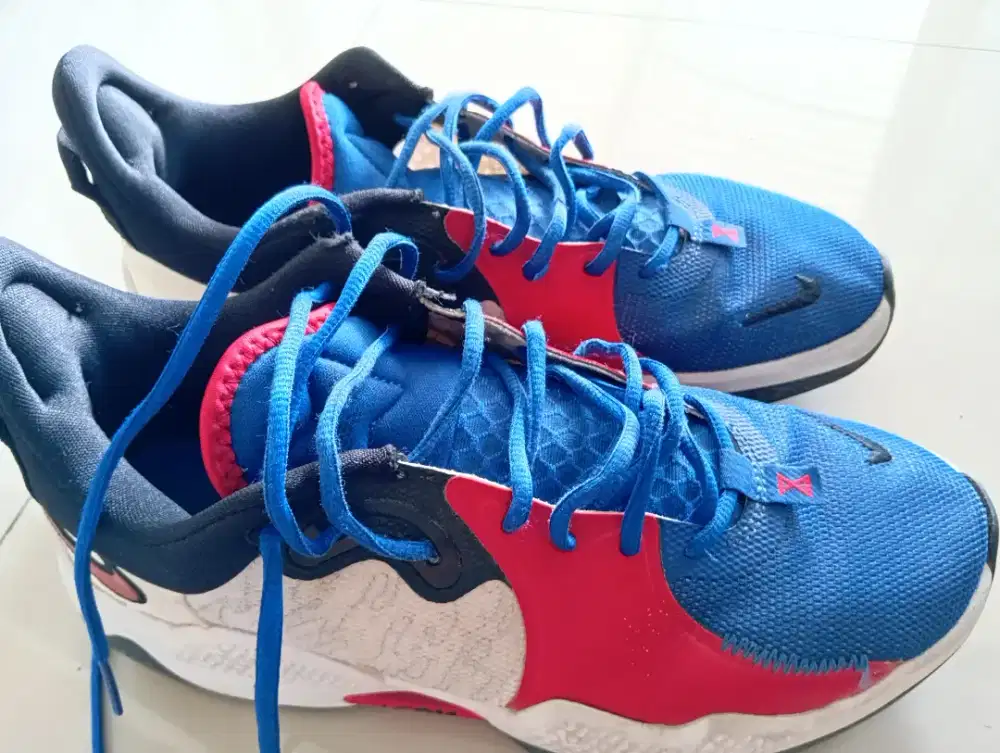 Sepatu basket Nike Air