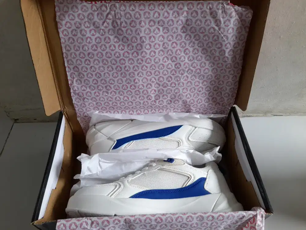 AIRWALK WHITE BLUE SAND SHOES